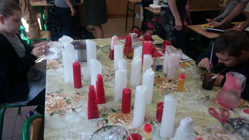 Nowy Sącz. Wykonali białe i czerwone świeczki ze stu kilogramów parafiny. Tak uczcili rocznicę odzyskania niepodległości [ZDJĘCIA]