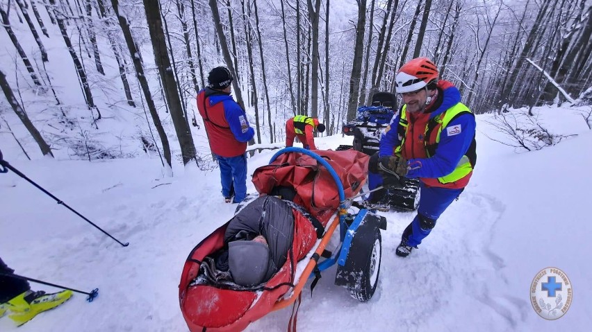 Ratownicy Bieszczadzkiej Grupy GOPR w akcji. Kilka razy wzywani byli do osób, które łamały nogi jeżdżąc na nartach, sankach, schodząc z gór