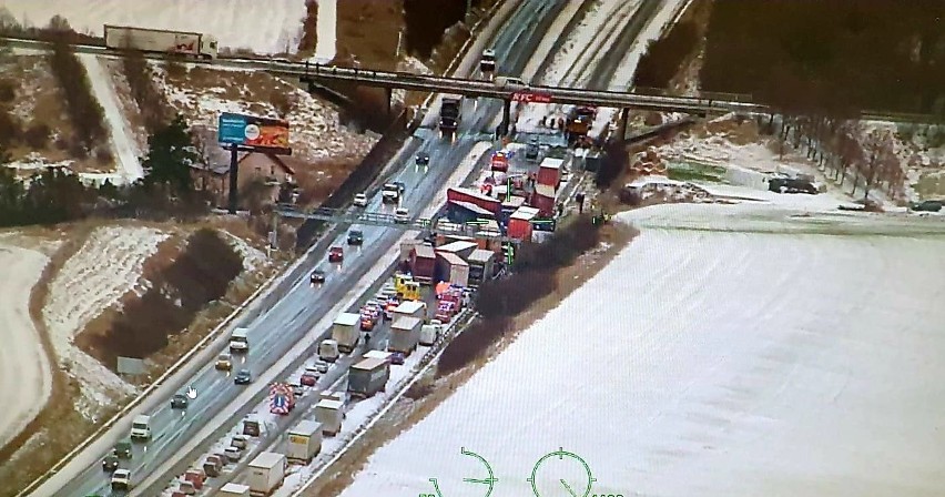 Czechy: karambol z udziałem 36 samochodów na zaśnieżonej autostradzie. Są ranni