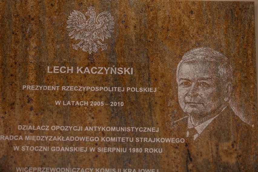 Tablica upamiętniająca Lecha Kaczyńskiego w urzędzie...