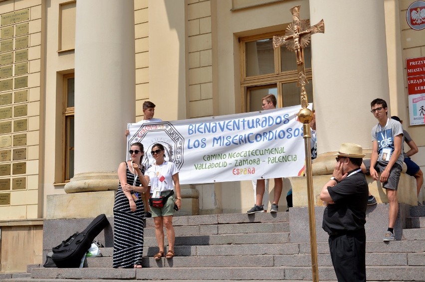 Światowe Dni Młodzieży w Lublinie. Pielgrzymi tańczyli i śpiewali przed ratuszem (ZDJĘCIA)