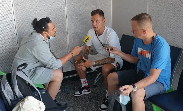 Rafał Gikiewicz rozmawiał z dziennikarzami przed wylotem do Hiszpanii.