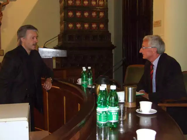 Szef klubu radnych PO Piotr Lachowicz (z lewej): - Na razie nie będziemy wnioskować ponownie o odwołanie przewodniczącego Wituszyńskiego (na zdj. z prawej). Damy mu czas na przemyślenie i decyzję