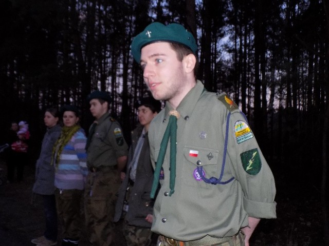 Kamil Dzimiński, komendant rajdu przyjął meldunki od wszystkich patroli uczestniczących w harcerskiej grze