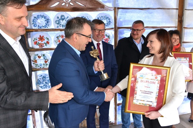 Izabela Kuśmierczyk- kierownik z Hotelu pod Ciżemką odebrała wiele nagród.