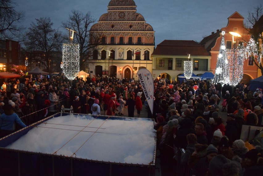 28. finał WOŚP. Stargardzki Klub Morsów Miedwianie miał dla orkiestry zimną kąpiel w basenie na Rynku Staromiejskim