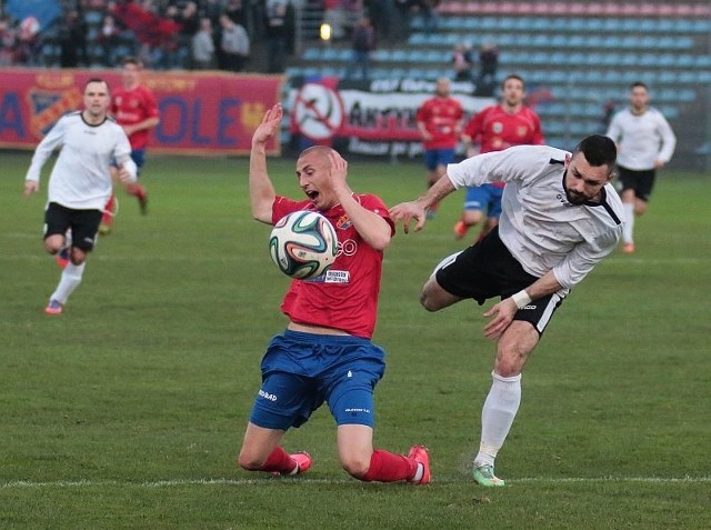 Michał Bednarski (z prawej) nieprzepisowo zatrzymał Waldemara Gancarczyka.