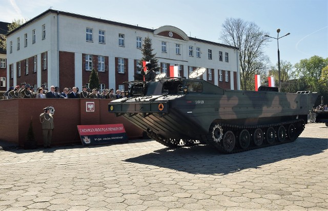 W koszarach przy ul. Dworcowej w Inowrocławiu odbył się uroczysty apel z okazji Święta 2. Pułku Inżynieryjnego oraz Święta Wojsk Inżynieryjnych. Były awanse i nagrody dla najlepszych żołnierzy, defilada pododdziałów i sprzętu zmechanizowanego, którym na co dzień posługują się inowrocławscy saperzy. Pokaz musztry paradnej wykonała klasa mundurowa z Zespołu Szkół Ponadgimnazjalnych w Kościelcu. Dla najmłodszych uczestników święta, licznie przybyłych przedszkolaków, zorganizowano dodatkowe pokazy. Każdy z maluchów miał też okazję wcielić się w sapera i przeczesać pole minowe przy użyciu specjalistycznego sprzętu.