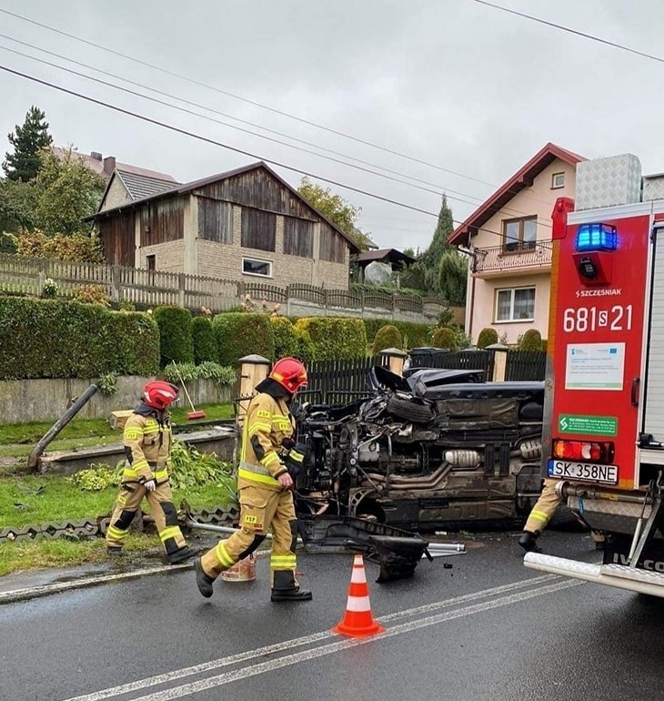 Groźnie wyglądający wypadek w Niegowonicach (pow. zawierciański). BMW wylądowało na boku