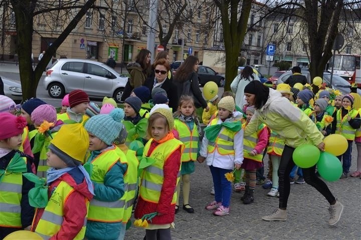 Uczestnicy ubrani byli w kolorowe elementy. Dominowały...