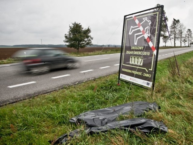 Czarne worki tylko symbolizują ofiary, mają za zadanie wstrząsnąć kierowcami. Wczoraj obok nich 14 kierowców przejechało z nadmierną prędkością. Dziś happening zawita do Reblina. 