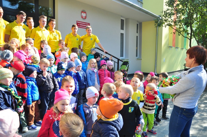 Siarkowcy z wizytą w tarnorzeskim przedszkolu. Dzieci miały sportowy dzień