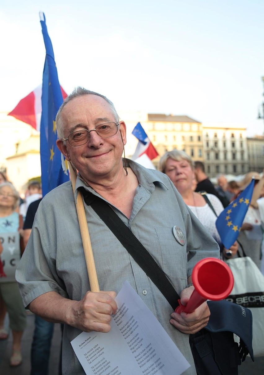 Na krakowskim Rynku znów zapłonęło światełko dla sądów [ZDJĘCIA]