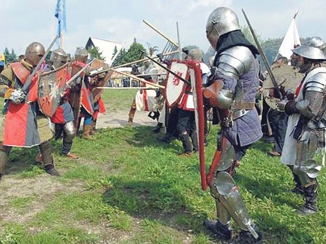 W 2006 roku odbyła się jak dotąd jedyna rekonstrukcja Bitwy pod Tatowem. Doszło do niej pod auspicjami koszalińskiego Urzędu Miejskiego, a przed licznie zgromadzoną na terenach podożynkowych publicznością starli się wojowie z Koszalińskiej Kompanii Rycerskiej oraz reprezentująca Kołobrzeg Drużyna Rycerska Bogusława V ze Słupska. Inscenizacja wypadła świetnie, ale nigdy już jej nie powtórzono pomimo zapewnień płynących z ratusza, że taka bitwa organizowana będzie co roku. Może jednak warto wrócić do tego pomysłu? 