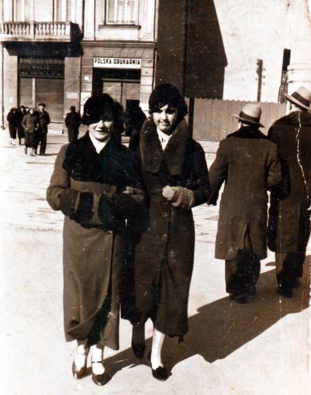 Ulica Kilińskiego w 1936 r. Za pałacykiem gościnnym znajdował się teatr Palace. Ze zbiorów Muzeum Podlaskiego.