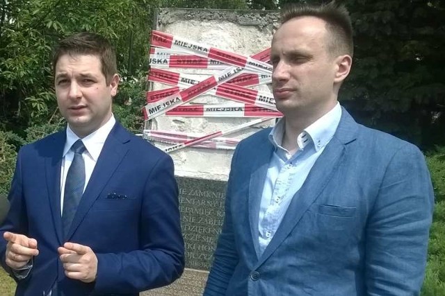 Poseł Patryk Jaki i wiceprezydent Opola Janusz Kowalski podczas poniedziałkowej konferencji pod pomnikiem Żołnierzy Wyklętych na pl. Wolności w Opolu.