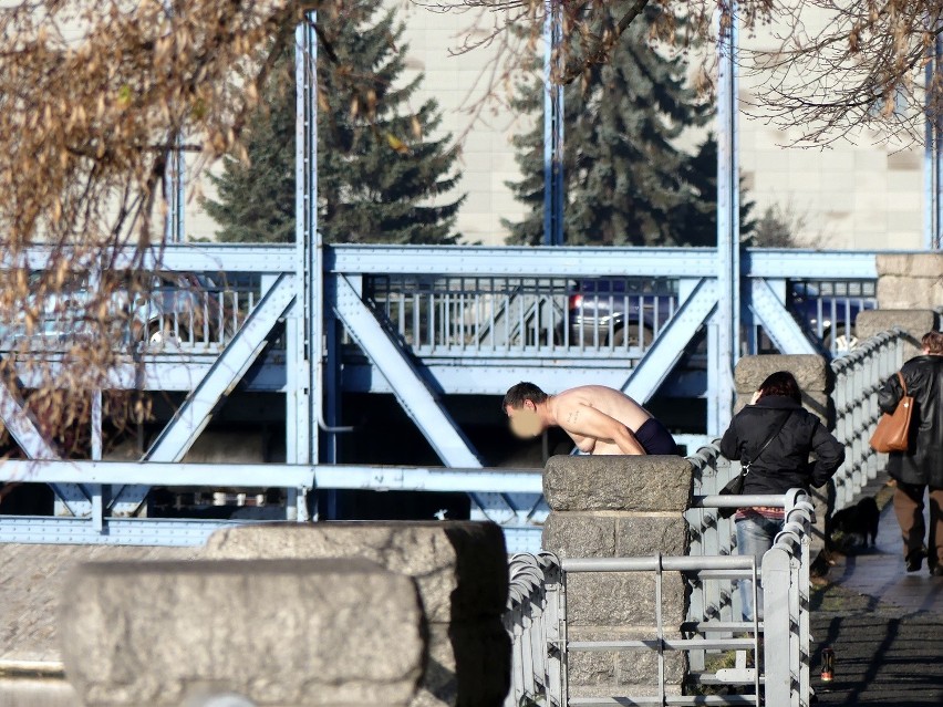 Mężczyzna kąpał się w Odrze przy moście Grunwaldzkim [ZDJĘCIA]