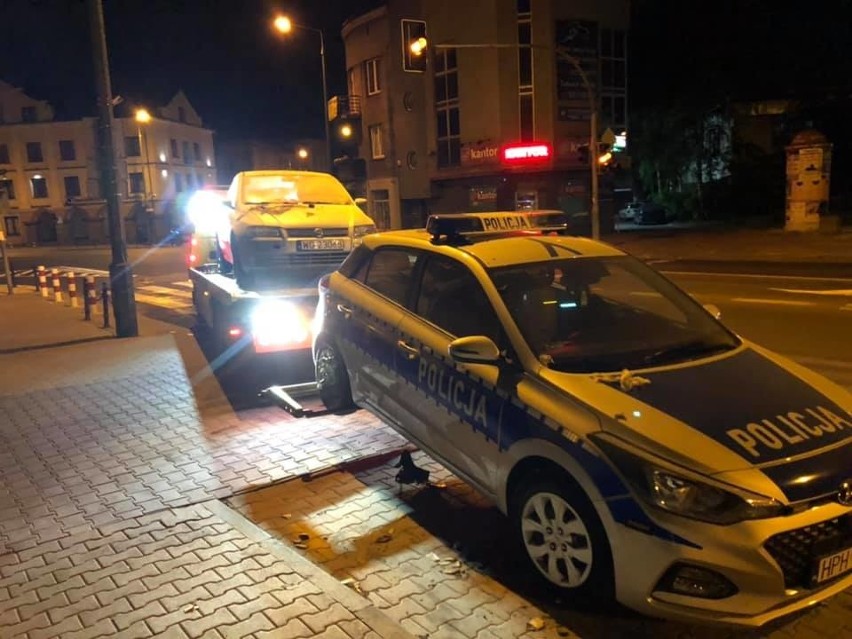 Nocny pożar radiowozów w Radomiu. Zapaliły się nieoznakowane samochody przed komisariatem. Policja szuka sprawców 
