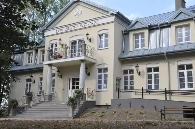 Budynek dawnej szkoły w Starzechowicach, w których obecnie ma siedzibę Dom Zielone Wzgórze, zmienił się po przebudowie nie do poznania
