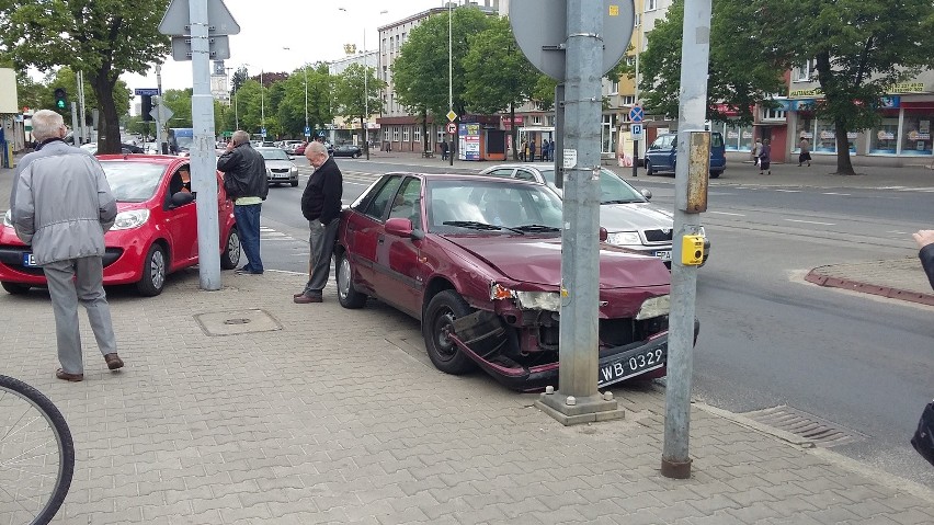 Zderzenie na skrzyżowaniu ulic Zamkowej i Traugutta.