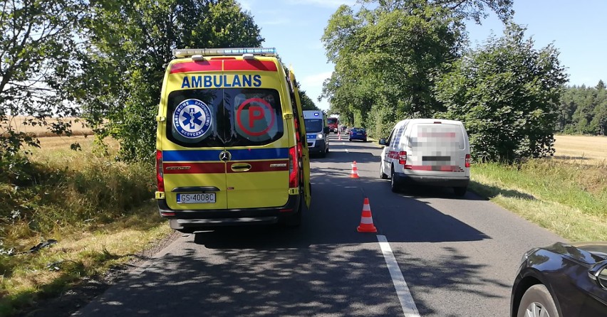 Poważny wypadek koło Głobina. Auto uderzyło w drzewo [ZDJĘCIA]