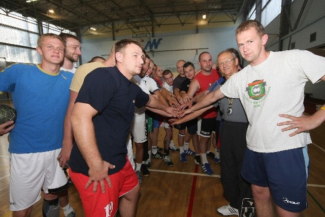 Gorzowscy trenerzy serdecznie przywitali się dzisiaj ze swymi podopiecznymi. Drużyna ma jeden cel: szybko wrócić do krajowej elity.
