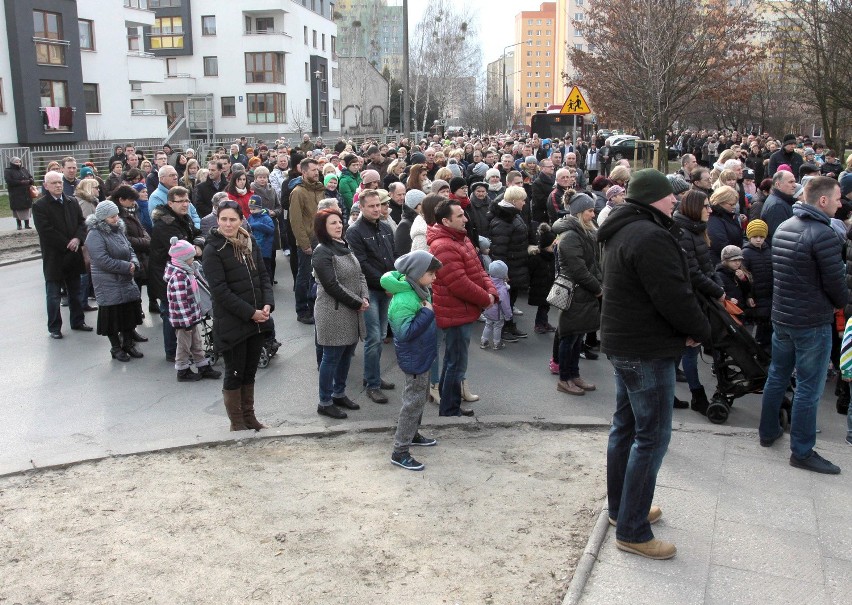 Droga krzyżowa na osiedlu Akademickim w Radomiu. Mieszkańcy modlili się na ulicach 