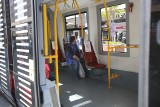 Nowe zasady w komunikacji publicznej od 18 maja. Od dzisiaj autobusy i tramwaje zabiorą więcej pasażerów