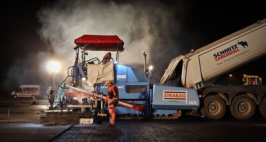 Nocny remont pasa startowego na wrocławskim lotnisku (FILM I ZDJĘCIA)