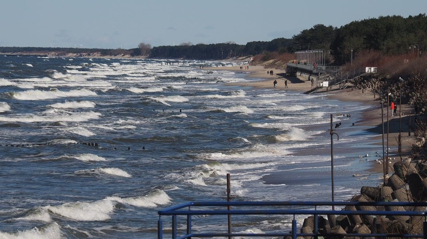 Sobota w Mielnie. Na plaży nie brakuje spacerowiczów [ZDJĘCIA]