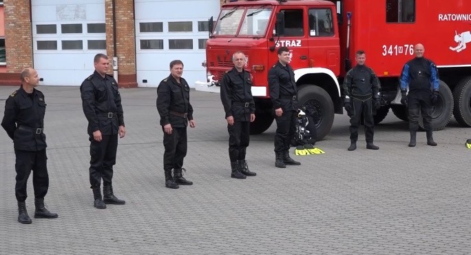 Ostrołęka. Strażacy z Komendy Miejskiej Państwowej Straży Pożarnej w Ostrołęce w akcji #Gaszyn Challenge