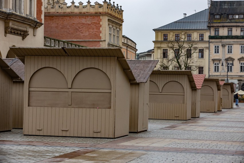 Jarmark wielkanocny w Krakowie rozpocznie się 21 marca. Na Rynku już są montowane stoiska