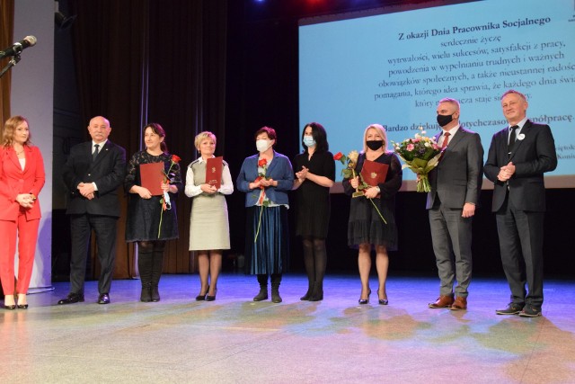 Nominowani  i zwycięzcy w kategorii Ośrodki Pomocy Społecznej zostali uhonorowani przez wojewodę Zbigniewa Koniusza oraz Ewę Kopolovets, dyrektora Wydziału Polityki Społeczne ji Zdrowia.
