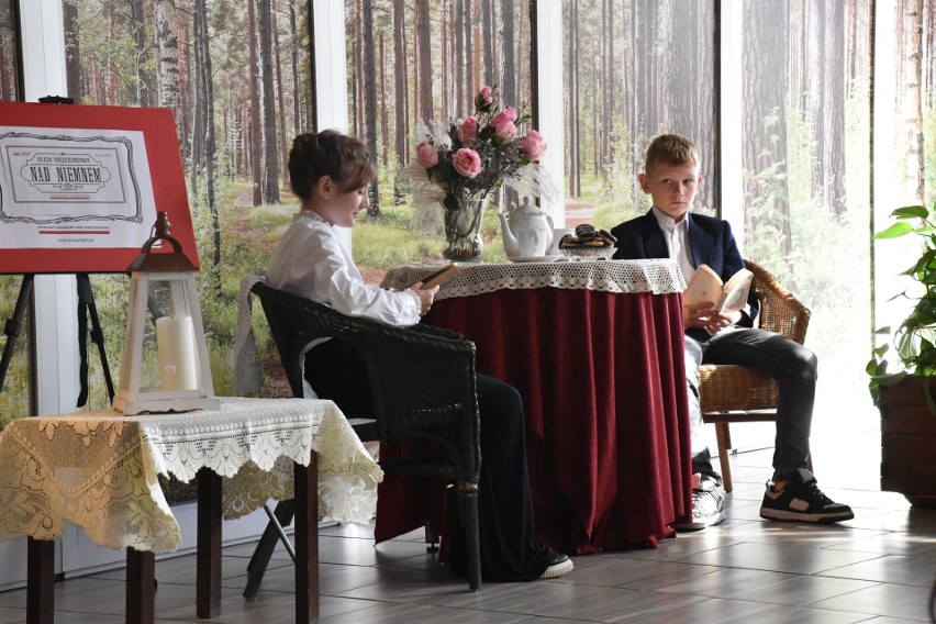 Burmistrz Malborka i przewodniczący Rady Miasta czytali "Nad Niemnem". Lokalnie Narodowe Czytanie zorganizowała Stacja Malbork+