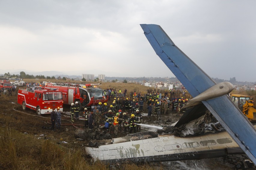 Nepal: Katastrofa samolotu w Katmandu [ZDJĘCIA] Bombardier Dash Q-400 rozbił się przy lądowaniu w stolicy Nepalu, mogło zginąć ponad 70 osób