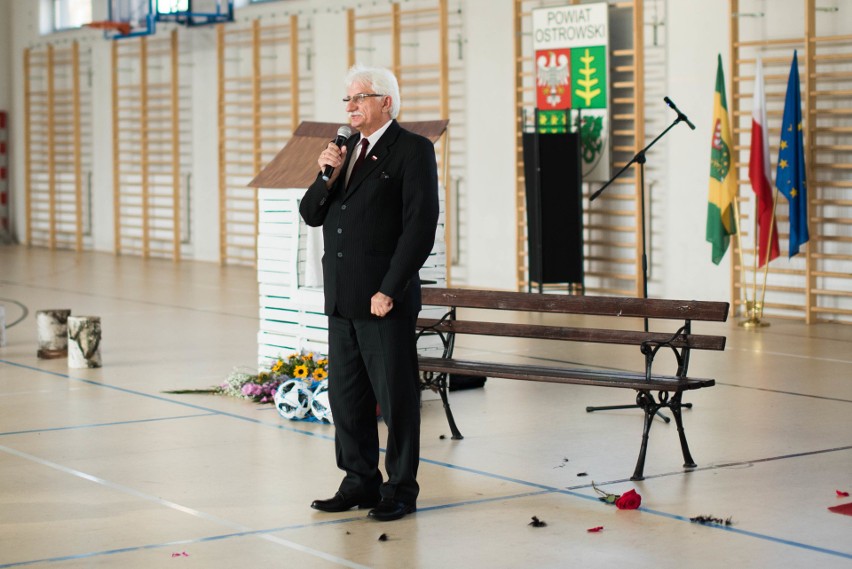 Dzień Edukacji Narodowej w powiecie ostrowskim. Nagrody i otwarcie boiska [ZDJĘCIA, WIDEO]