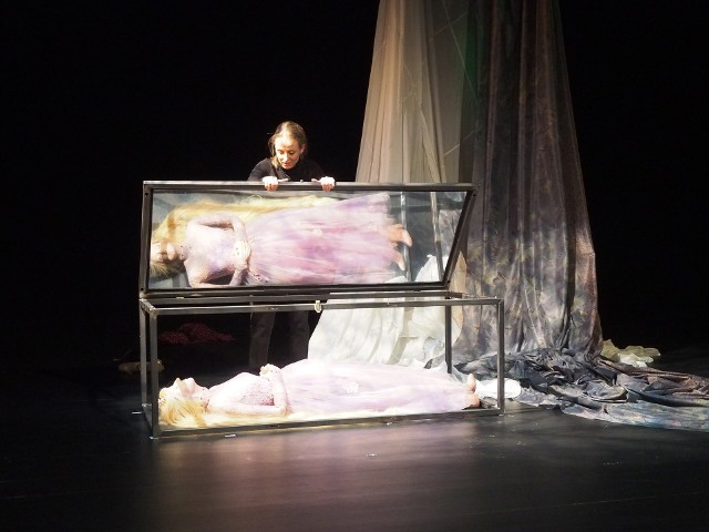 Natalia Sakowicz występuje w monodramie, którego istotną częścią jest specjalnie skonstruowana scenografia