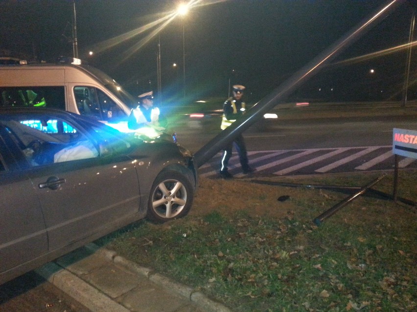 Pijany kierowca wjechał w latarnię! Groźny wypadek na Rokicińskiej na Widzewie.  [zdjęcia]