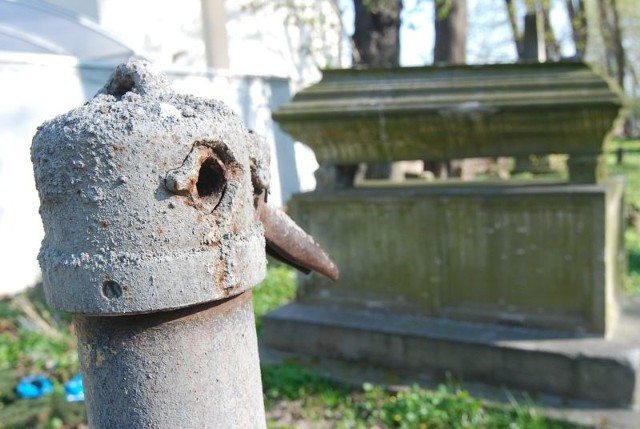 Obok miejsca, gdzie znajdował się czynny kran, stoi stary, masywniejszy, ale nieczynny. Tego złodzieje nie ukradli, tylko połakomili się na cienką rurkę. Zrobili na złość pewnie i swoim znajomym, bo większość Sandomierzan ma groby bliskich właśnie na cmentarzu katedralnym.