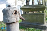 Nie ma wody na najstarszym cmentarzu w Sandomierzu. Ktoś ukradł kran