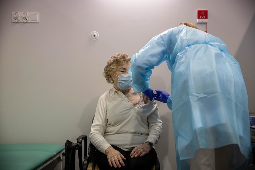 Pierwsze szczepienia seniorów w szpitalu tymczasowym przy...