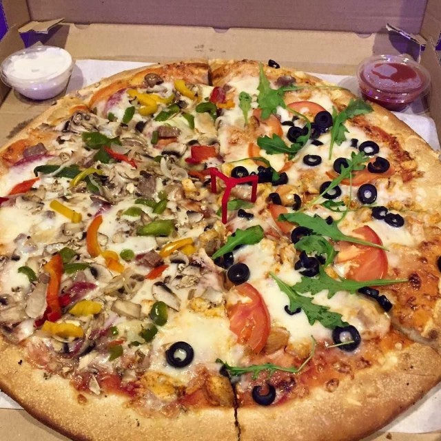 W menu mamy do wyboru 40 rodzajów pizz. Specjalność to oczywiście pizza Verona z pieczarkami, salami, bekonem, cebulą i serem. Lokal oferuje również makarony, kebaby, zapiekanki, pierogi. Istnieje możliwość skomponowania swojej własnej pizzy z sześciu dowolnie wybranych składników. Verona podaje różnej wielkości pizze, małe, średnie i duże familijne, których średnica ma pół metra.