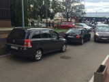 Parkowania na chama przy Pomniku Obrońców Białegostoku. Władze i goście zastawiły mieszkańców