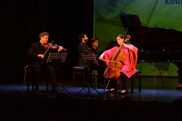 Zagrał Zespół  Berlin Piano Trio: Krzysztof Polonek -skrzypce, Katarzyna Polonek - wiolonczela i Nikolaus Resa - fortepian. Nuty udostępnia pianiście  Ignacy Kozakiewicz, uczeń klasy fortepianu, z Zespołu Szkól Muzycznych.