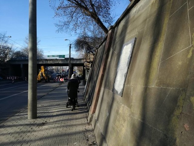W grudniu 2019 r. Zarząd Dróg i Mostów zatarł napis na tablicy znajdującej się pod adresem Droga Męczenników Majdanka 2