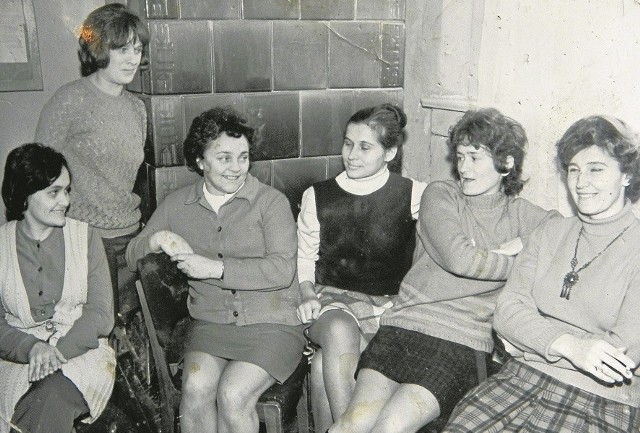 Pokój nauczycielski w SP-1 w Słubicach. Od lewej: Danuta Czarnecka, Stanisława Cieślikowska, Janina Skawińska, Jadwiga Koguciuk, Zuzanna Buzun i Irena Łukasiewicz.