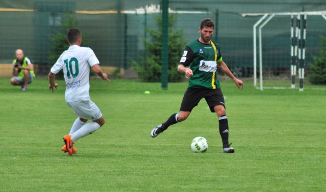 Piłkarze Siarki Tarnobrzeg (z piłką Konrad Stępień) rozegrają w Radomiu ostatni mecz w tym roku. 