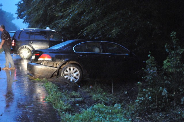 Bmw wypadło z drogi. Na szczęście nikomu nic poważnego się nie stało.