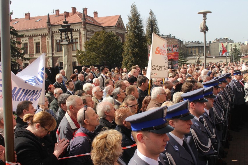 Tablicę pamiątkową ku czci ofiar katastrofy smoleńskiej...