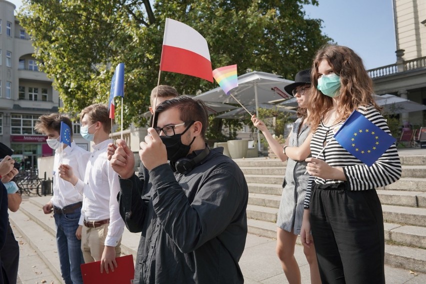 Działacze i sympatycy Forum Młodych Nowoczesnych domagają...